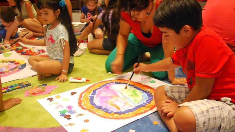 niño con su mamá pintando con acuarela en forma de círculo