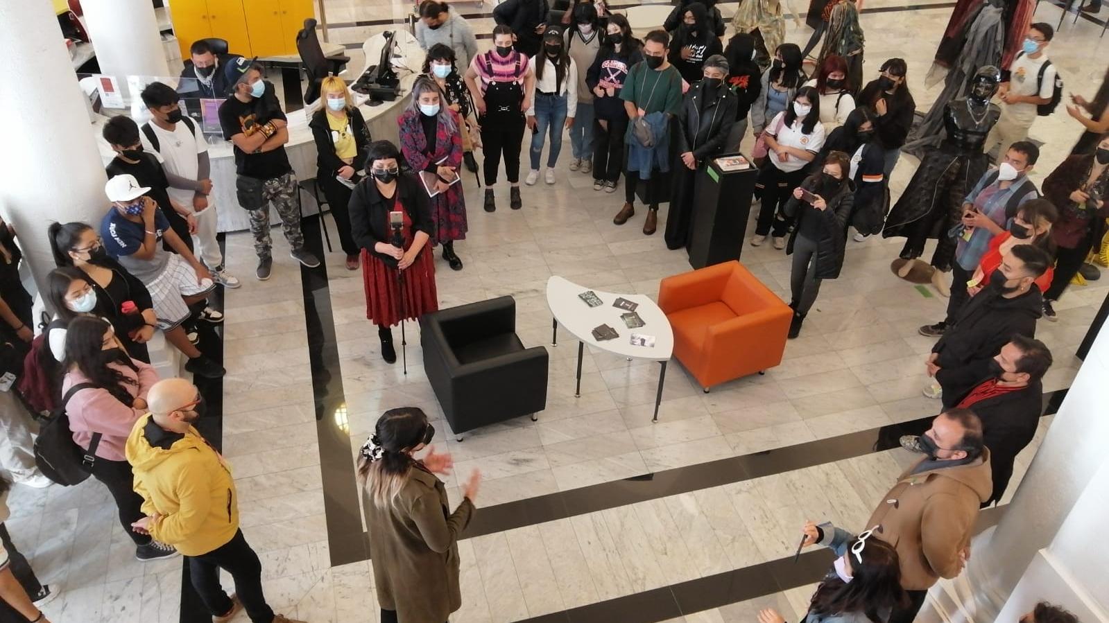 Grupo de personas en hall principal de la biblioteca