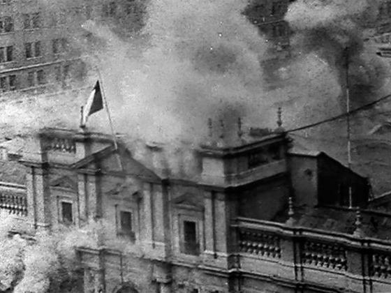 Palacio de La Moneda con humo 