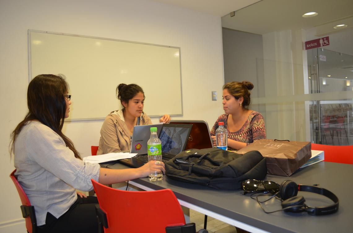 Tres mujeres reunidas en la sala de reuniones 